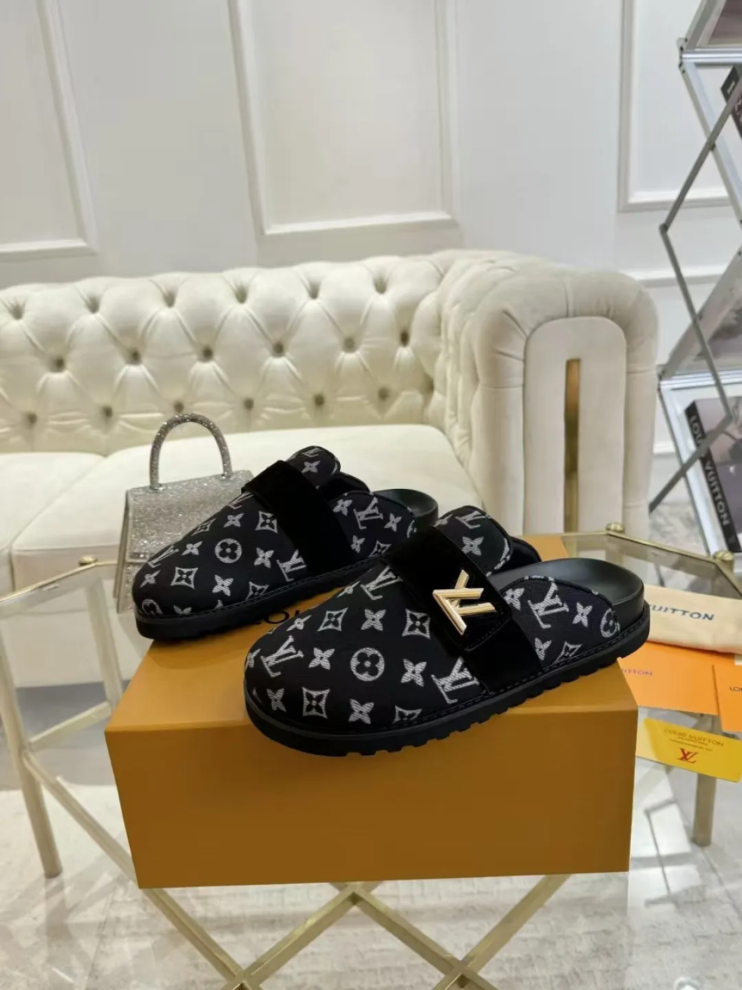 p560 High version women's toe-cap slippers ✨ **LV classic toe-toe slippers | Eternal elegance, starting from the toes** ✨ This pair of **Louis Vuitton classic toe-toe slippers** is an **eternal legend** in the fashion industry, and every detail tells **luxury and taste**. ... **Versatile, no matter the style**: ▪ Pair with jeans, casual and high-end ▪ Pair with a dress, elegant and lazy ▪ Commuting or dating, easily manage various occasions 💖 **Fashion icons are wearing it**, what are you waiting for?   **Owning it means owning an eternal classic**! ✨ #Louis Vuitton #LV slippers #Advanced sense of wear #Classic never goes out of style Fabric: Classic jacquard fabric Lining: Sheepskin lining Sole: Original rubber sole Size: Female 35-41 Male 38-46